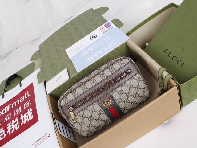 跑量价 简介:由始于1930年代的早期钻石菱格纹演化而来复古时髦风格。这款腰包将标志性图案与条纹织带相结合,经典搭配表现了对品牌本源的致敬。 型号574796 跑量价 简介:由始于1930年代的早期钻石菱格纹演化而来复古时髦风格。这款腰包将标志性图案与条纹织带相结合,经典搭配表现了对品牌本源的致敬。 型号574796