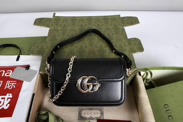 跑量价 简介：G家Go系列专为运动而生。这款肩背包以精致而轻盈的Gg Monogram匠心打造，配以雅致的链带，为2025春夏系列再添亮眼力作。其包内格局也非常