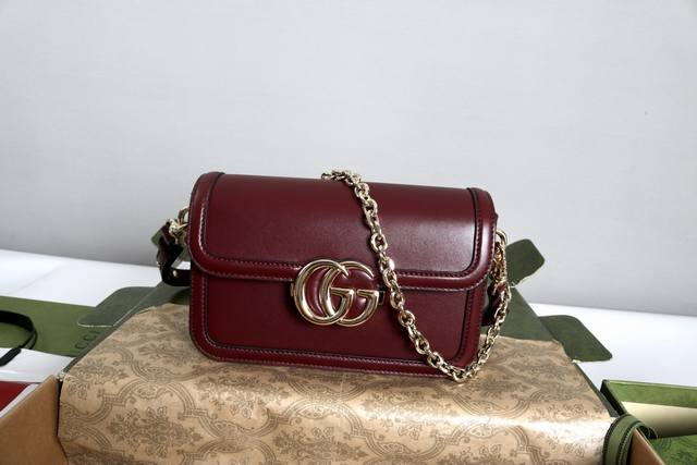 进口皮 简介：G家Go系列专为运动而生。这款肩背包以精致而轻盈的Gg Monogram匠心打造，配以雅致的链带，为2025春夏系列再添亮眼力作。其包内格局也非常
