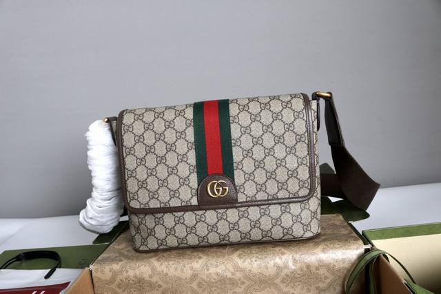 跑量价 简介：Ophidia系列亮眼呈献新颖廓形与功能，以标志性米色和棕色配色匠心演绎，缔就质地柔软的创新包袋单品。米色和深棕色Gg帆布 棕色皮革滚边浅金色调配