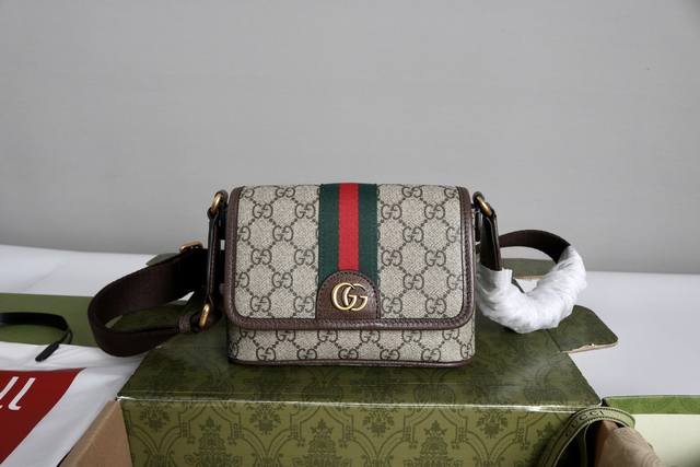 进口皮 简介：2025春夏系列中，Ophidia系列亮眼呈献新颖廓形与功能，以标志性米色和棕色配色匠心演绎，打造质地柔软的焕新包袋单品。 米色和深棕色Gg帆布安