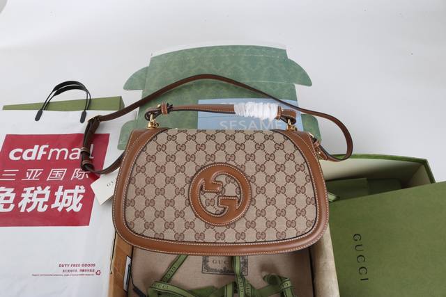 大号 简介：品牌标识符号在每一季都会透过不同手法焕新演绎。系列推出全新设计的双G图案，风格张扬夺目。这款小号手袋采用提手设计，令经典材质焕发出现代气息。 型号8