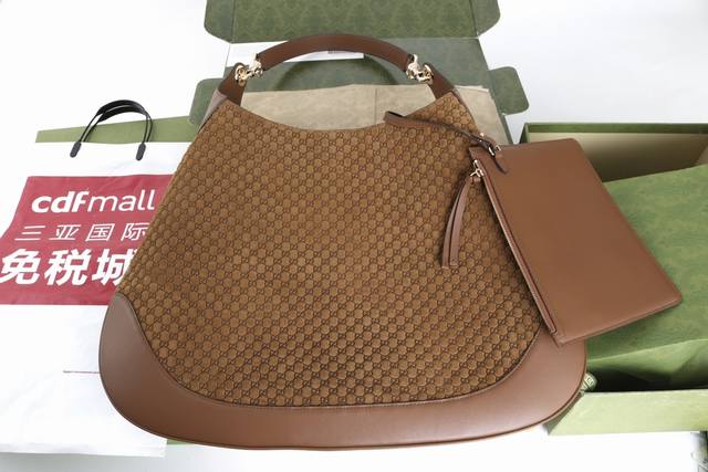 跑量价 简介:这款手袋的实用功能和隽永格调。内部织带滚边采用匠心工艺制作经典,皮革滚边,这款托特包内部搭配匠心工艺制成的织带滚边,彰显出众品质和精致细节。技艺高 跑量价 简介:这款手袋的实用功能和隽永格调。内部织带滚边采用匠心工艺制作经典,皮革滚边,这款托特包内部搭配匠心工艺制成的织带滚边,彰显出众品质和精致细节。技艺高