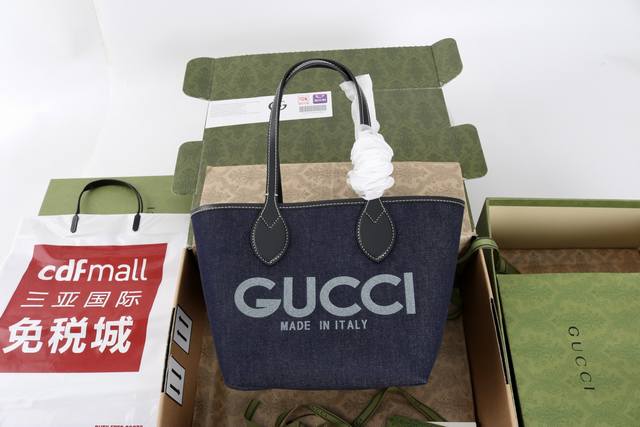 跑量价 简介：Totissima系列糅合“Tote”一词与意大利语中表示最高级的词语 Issima ，彰显这款小号托特包的实用功能和隽永底色。 2025夏季新款