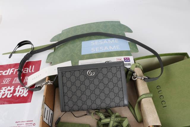 跑量价 简介：Ophidia系列超迷你手袋。迷你斜挎包、公文包和托特包等甄选手袋以实用细节诠释焕新风尚。这款Ophidia系列超迷你手袋以棕色和米色Gg Sup