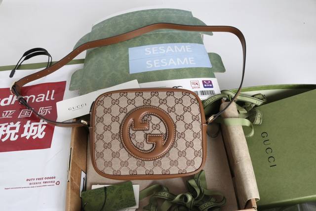 跑量价 简介：品牌标识符号在每一季都会透过不同手法焕新演绎。系列推出全新设计的双G图案，风格张扬夺目。这款小号手袋采用提手设计，令经典材质焕发出现代气息。 型号