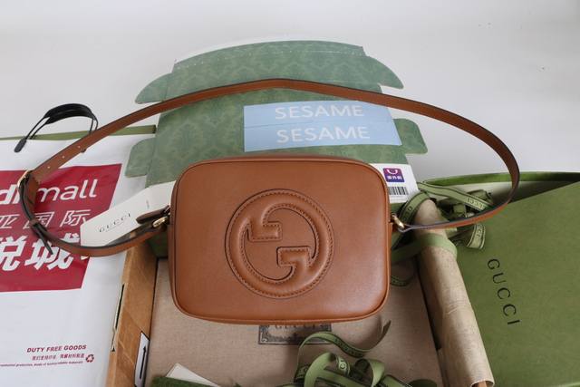 跑量价 简介：品牌标识符号在每一季都会透过不同手法焕新演绎。系列推出全新设计的双G图案，风格张扬夺目。这款小号手袋采用提手设计，令经典材质焕发出现代气息。 型号