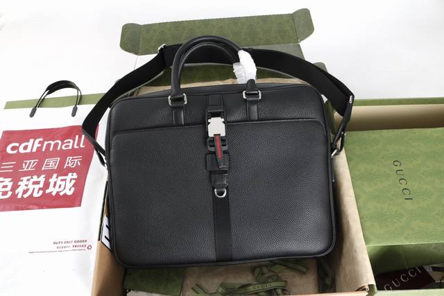 跑量价 简介：这款背包以粒面软皮匠心打造，为整个廓形注入柔韧质感。富有现代感的设计细节，例如磁吸扣开合和织带提环细节，令这款日常配饰成为出行上佳之选。 型号81