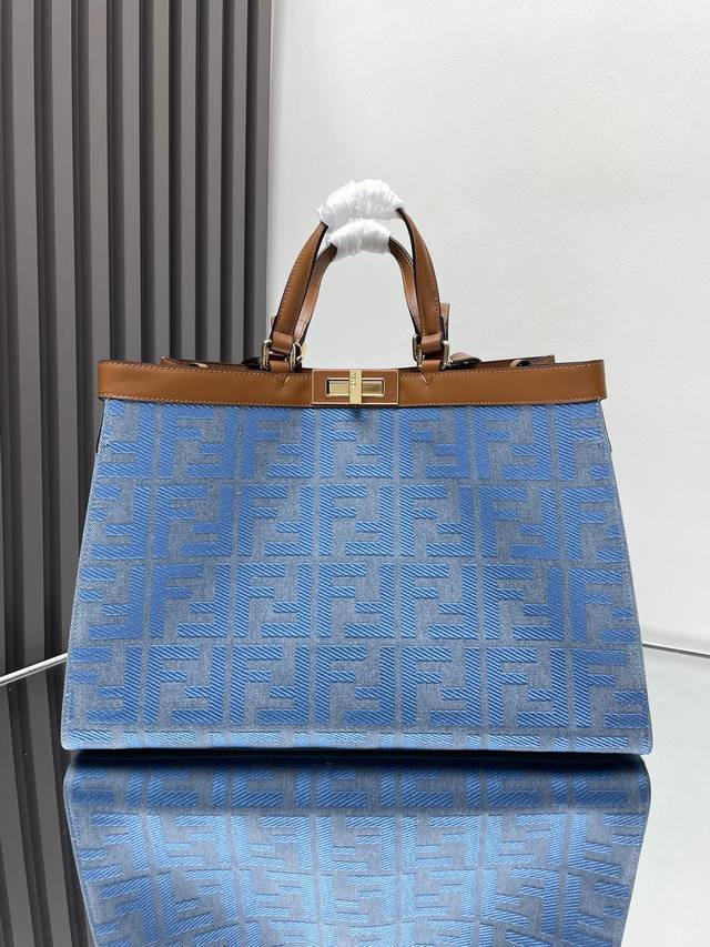 蓝色牛仔peekaboo X-Tote 经典老花帆布配上peekaboo经典的旋转扣，整体既高级又复古，特别适合轻熟的穿搭，包包自重很轻，日常上班通勤也是很不错