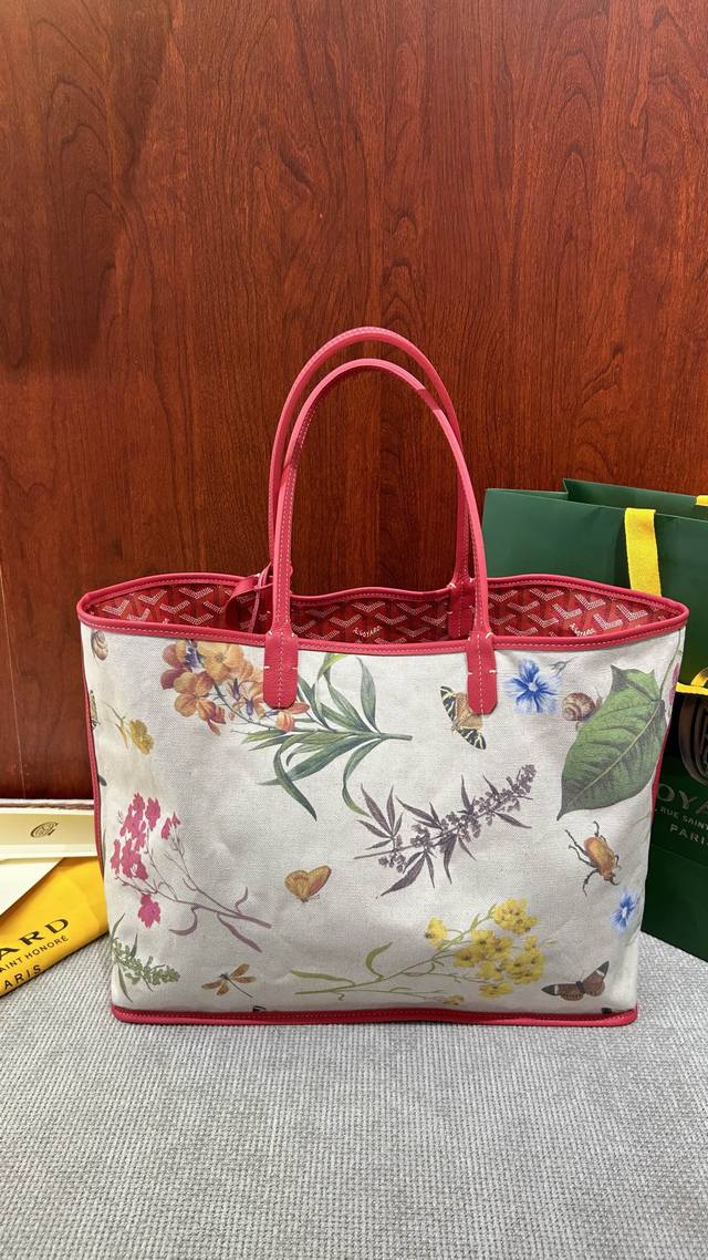 图为小号 原厂皮 钢扣、配全套包装 Goyard 2025 Vic限定色鸢尾紫、玫瑰粉、双面托特包 真的好美的颜色！！ 还是双面的，另一面是花卉图案的，太夏天啦