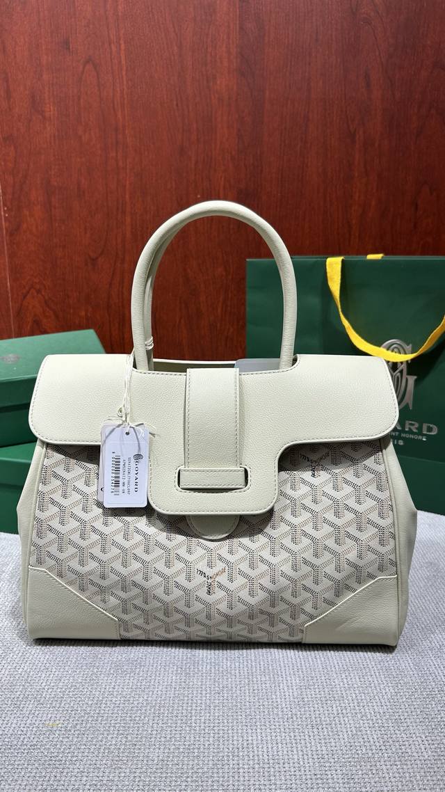 戈雅大西贡 沙石色配花 25S限量版，Sagon托特包以两种独特的 Goyardine 帆布颜色全新演绎，灵感来自亚麻花朵的鲜艳色调： 鸢尾紫和玫瑰粉。帆布内侧