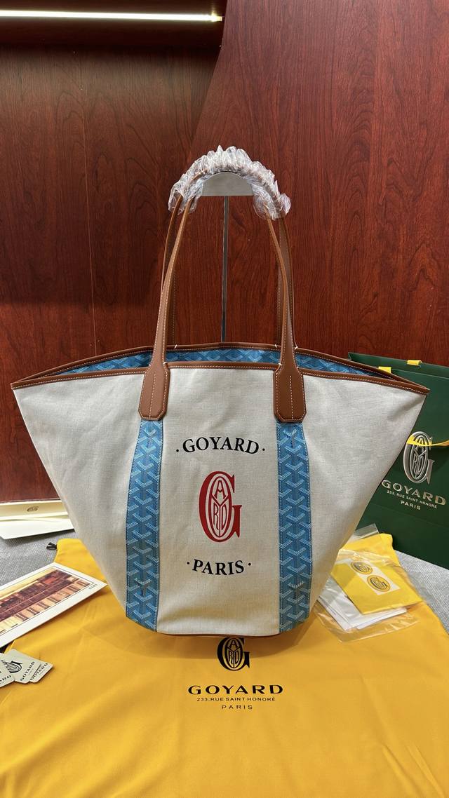 销量王 Goyard Tote双面帆布沙滩包松石绿现货啦 嘿嘿，趁着夏天赶紧整个沙滩包 继承了它家Tote的轻和大 真的只有又轻又大的沙滩包才想长期背 双面用就