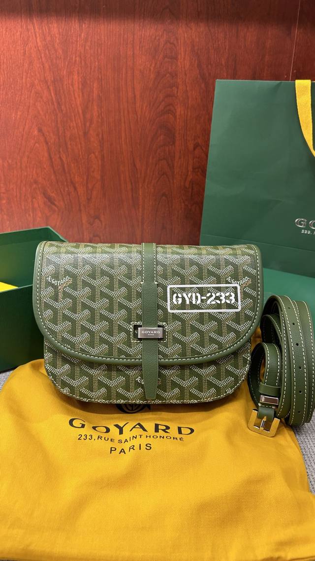 戈雅邮差包~限定卡其绿色出货啦! 这款 2025年限量版 Belved Re 小号包采用了独家卡其绿 Goyardine 帆布。包包上的“Gyd-233“彩绘字 戈雅邮差包~限定卡其绿色出货啦! 这款 2025年限量版 Belved Re 小号包采用了独家卡其绿 Goyardine 帆布。包包上的“Gyd-233“彩绘字