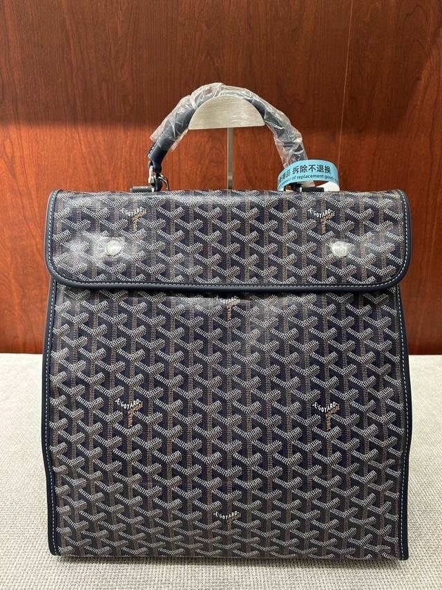 配全套包装戈雅折叠双肩包 独家原厂皮~代购级高版本~ Goyard 戈雅 最新Saint Lager包出货,此款包延续Goyard一直坚守的功能性与实用感的设计 配全套包装戈雅折叠双肩包 独家原厂皮~代购级高版本~ Goyard 戈雅 最新Saint Lager包出货,此款包延续Goyard一直坚守的功能性与实用感的设计