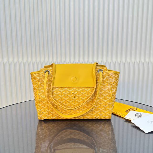 升级版 饺子包 跑量 Rouette饺子包 鲁爱包 Rouette采用模块化设计，可转化成不同的形态，适应多种背法，体现了一直遵循的实用性原则，亦是传统工艺的精