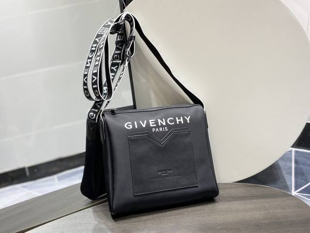 原单批： Givenc*Y 纪*希斜挎包 专柜同步更新，尼龙布料搭配牛皮制作，可调节背带舒适度好，拉链开合。包身正面与背面都设有平贴口袋，方便放置小物品。Siz