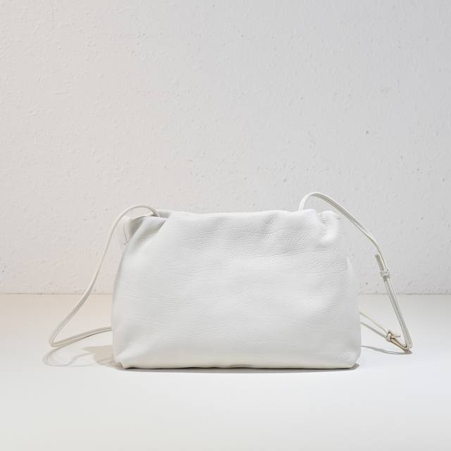 云朵皮面褶皱小包 可斜挎 可手拿 磁吸开口 采用柔软牛皮 内里羊皮 尺寸23176C
