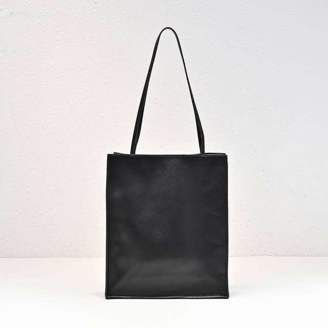 Row系的专属浪漫 小羊皮托特 到货 幼细的皮肩带 显得很有女人味， 内外都是小羊皮 柔韧细腻，像婴儿皮般！ 这种工艺相当讲究 轻薄 触感细腻 使用过程容易打理