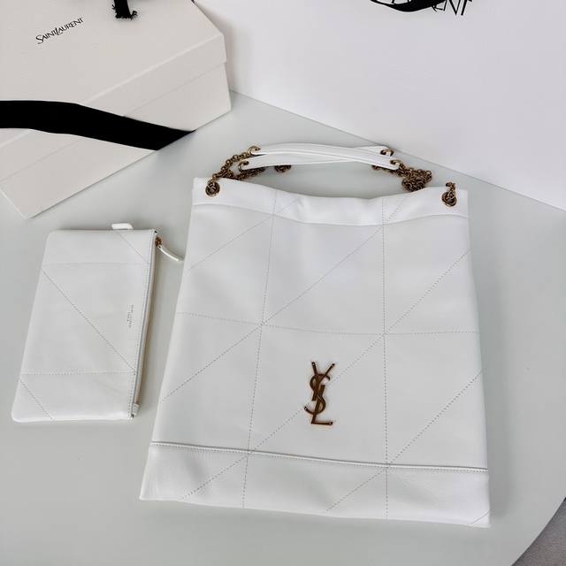 原厂皮 pochon_新款超好看可以背的“垃圾袋” 全新新款包型,包包采用意大利进口小羊皮,超高工艺的对格绗缝,正面Logo五金搭配链条束口 甜酷大容量水桶包 原厂皮 pochon_新款超好看可以背的“垃圾袋” 全新新款包型,包包采用意大利进口小羊皮,超高工艺的对格绗缝,正面Logo五金搭配链条束口 甜酷大容量水桶包