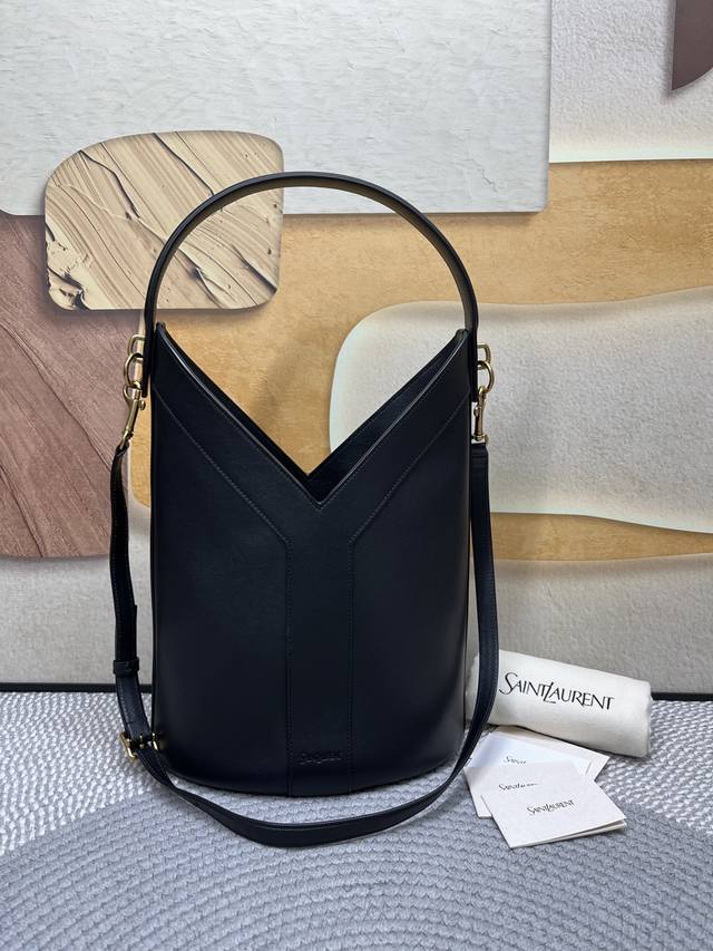 Y系列极简水桶包 Y” 系列的核心灵魂，在于“剪裁”与“结构”。水桶包常见，但把品牌Dna的“Y”字 如此巧妙地融入剪裁，成就了独一无二的轮廓。既有隽永气质又不