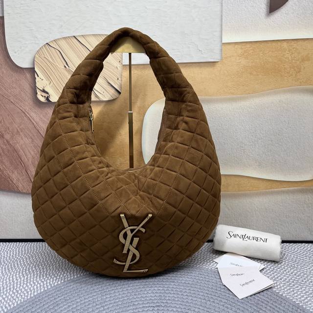 2025秋款 千呼万唤的 終于来了！ 麂皮绒面 满满的高级感，手感软糯到犯规，温柔到失衡、同时貝有特别的造型感可塑性太强了超百搭！ 圆拎包：圆润造型十拉链开合，