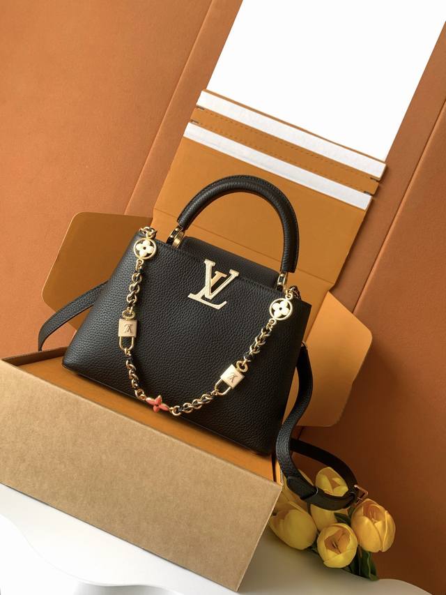 动态芯片版 特级全钢进口牛皮 M23950黑色配白色金升级版五金 本款 Capucines 迷你手袋取材 Taurillon 皮革,以珐琅 Monogram 花 动态芯片版 特级全钢进口牛皮 M23950黑色配白色金升级版五金 本款 Capucines 迷你手袋取材 Taurillon 皮革,以珐琅 Monogram 花