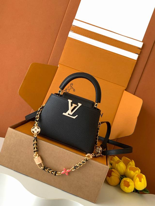 特级全钢 163C芯片版 进口牛皮 M23951黑色金 Capucines Mini 手袋 由全粒面Taurillon进口皮革制成，并辅以鸵鸟皮细节，体现了安静