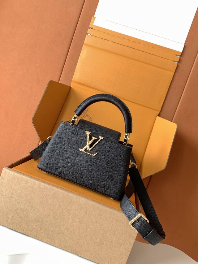 全钢五金 变码芯片 特级配全套包装 Capucines East West 迷你手袋 款号M24671黑色小号 本款Capucines East West迷你手