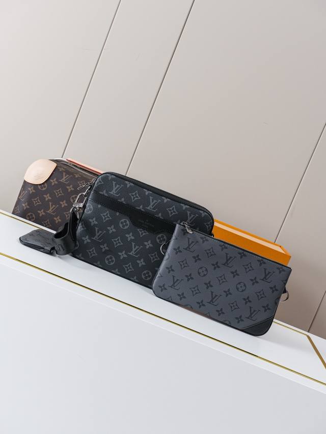 动态163C01芯片 M69443新版 顶级原单 独家背景实拍 Trio 邮差包由 Monogram Eclipse 帆布与 Monogram Eclipse