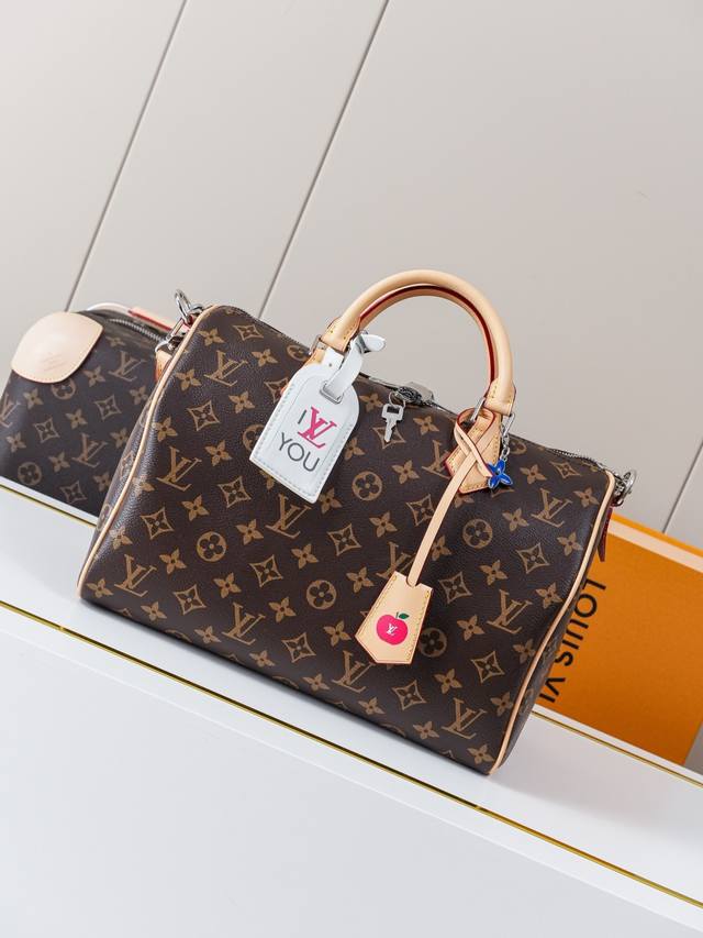 动态163C01芯片 M12803老花 顶级原单 独家背景实拍 这款Speedy Soft 30来自纽约第57街独家系列，庆祝纽约及其充满活力的风格。作为真正的