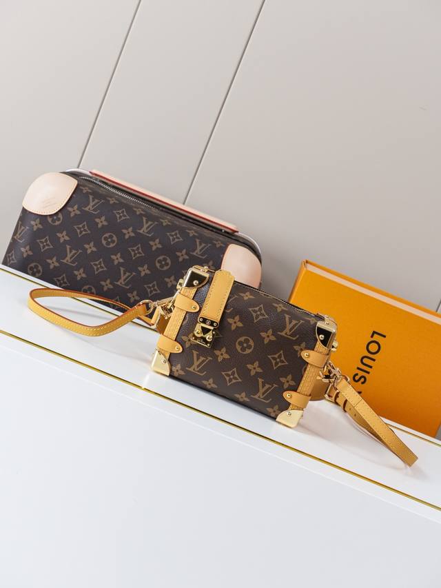 动态163C01芯片 M46815老花 顶级原单 独家背景实拍 本款 Side Trunk 小号手袋以 Monogram 帆布塑造长方构型，搭配牛皮革饰边和工致