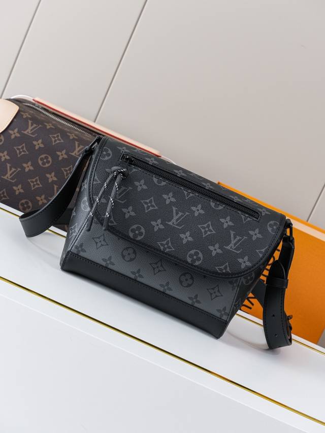 动态163C01芯片 M12681黑花大 顶级原单 独家背景实拍 本款 pulse 邮差包以 Monogram Eclipse 帆布塑造精巧构型，为翻盖上的外袋