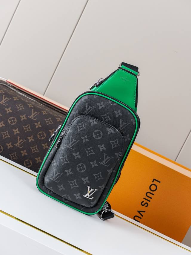 动态163C01芯片 M25891绿 顶级原单 独家背景实拍 Avenue Slingbag pm斜挎包由Monogram Eclipse帆布制成，带有彩色皮革