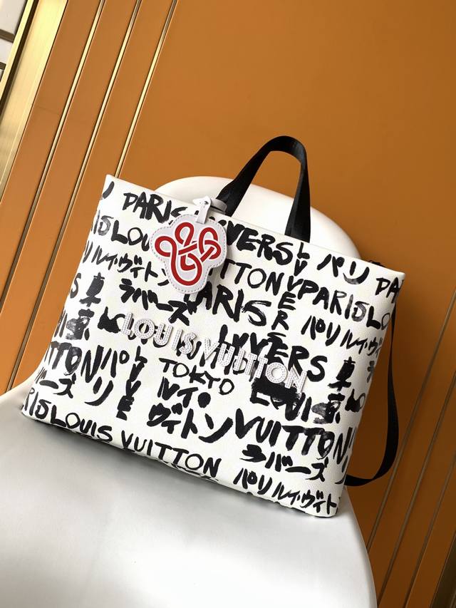 M40797 顶级原单 动态163 本款 Shopper Tote 中号手袋为 Damier 棋盘格纹叠加醒目手绘元素，见证 pharrell Williams