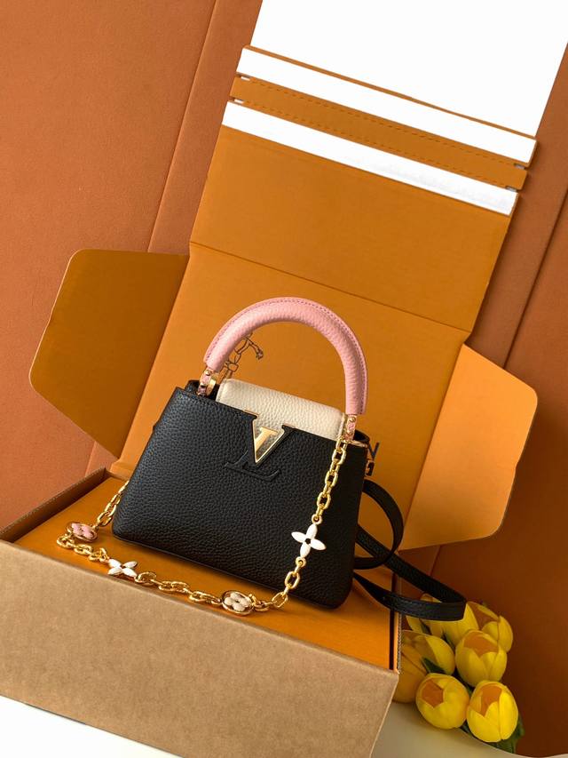 特级全钢M20845进口牛皮黑色配浅樱花粉色花卉三拼 本款 Capucines 迷你手袋展现柔婉之美：Taurillon 进口皮革包身搭配浅色翻盖和顶部手柄，珐