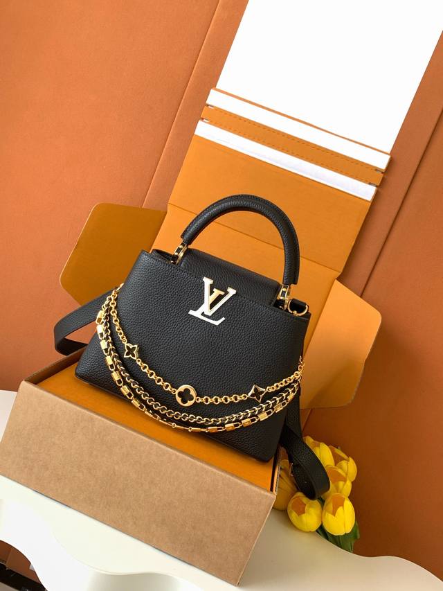 特级全钢 M12345 黑色金 进口牛皮动态芯片 本款 Capucines Bb 手袋出自 Trilogy 系列，以 Taurillon 牛皮革和耀目金属件传递