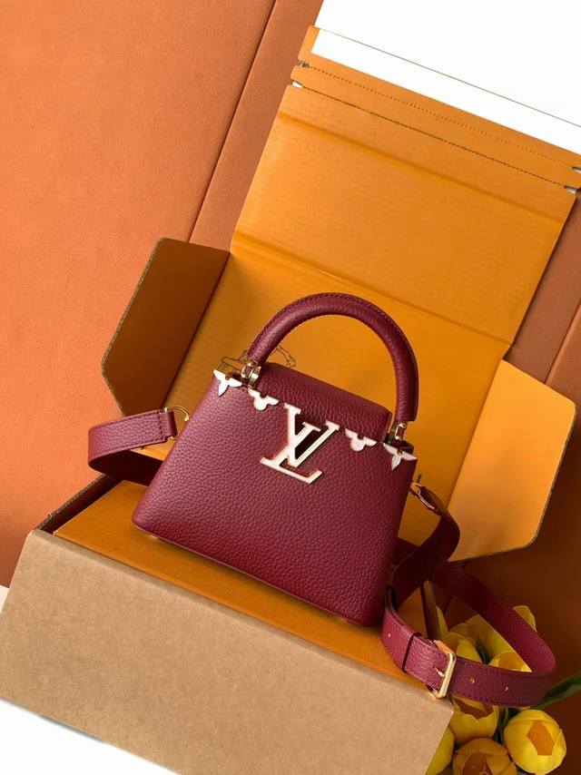 特级全钢 M11341枣红金本款Capucines迷你手袋出自Flower Crown系列,为考究构型融入贝壳质感Monogram 花卉和雅致金属件。内隔层囊括 特级全钢 M11341枣红金本款Capucines迷你手袋出自Flower Crown系列,为考究构型融入贝壳质感Monogram 花卉和雅致金属件。内隔层囊括