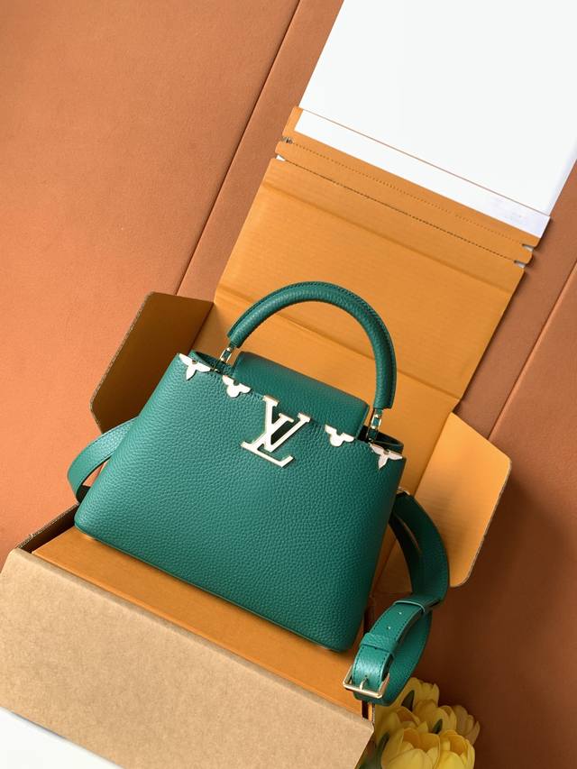 特级全钢 M25404 深绿金 本款Capucines Bb手袋取材经典Taurillon 进口牛皮革，以恰宜尺寸游刃昼夜场合。贝壳质感Monogram 花卉点