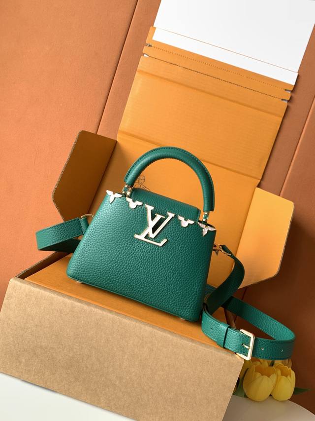 特级全钢 M11341深绿金 本款Capucines迷你手袋出自Flower Crown系列，为考究构型融入贝壳质感Monogram 花卉和雅致金属件。内隔层囊