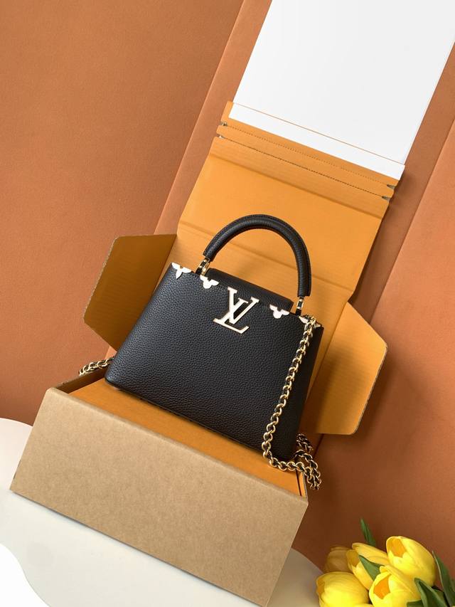 特级全钢 M10168黑色金 本款Capucines Nano手袋出自Capucines Flower Crown系列，以粒面 Taurillon 牛皮革裁出玲