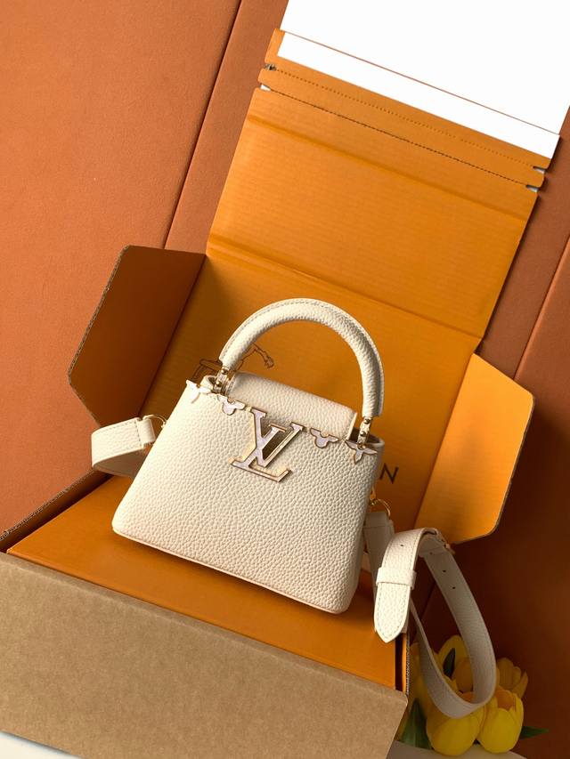 特级全钢 M11341珍珠白金 本款Capucines迷你手袋出自Flower Crown系列,为考究构型融入贝壳质感Monogram 花卉和雅致金属件。内隔层 特级全钢 M11341珍珠白金 本款Capucines迷你手袋出自Flower Crown系列,为考究构型融入贝壳质感Monogram 花卉和雅致金属件。内隔层