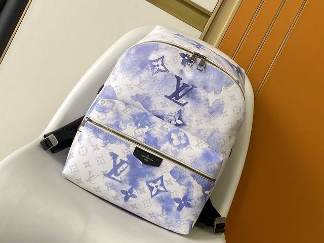 163C01 芯片 顶级原单M45760水墨蓝Discovery 双肩包极光Monogram 花卉和 Lv 字母，取鉴学院风格背包的经典设计，设有 Ipad 口