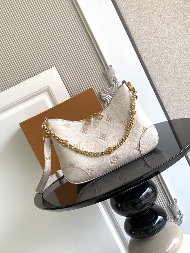 迎国庆 特价 没有包装 特级 动态芯片 本款 手袋以同色美学重绎经典 皮革,借可拆卸链条与 花卉装饰注入优雅莹泽。灵巧构型实现多种背携方式,内贴袋可轻松收纳智能 迎国庆 特价 没有包装 特级 动态芯片 本款 手袋以同色美学重绎经典 皮革,借可拆卸链条与 花卉装饰注入优雅莹泽。灵巧构型实现多种背携方式,内贴袋可轻松收纳智能