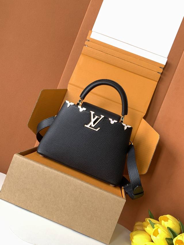 特级全钢 M25404 黑色金 本款Capucines Bb手袋取材经典Taurillon 牛皮革,以恰宜尺寸游刃昼夜场合。贝壳质感Monogram 花卉点缀包 特级全钢 M25404 黑色金 本款Capucines Bb手袋取材经典Taurillon 牛皮革,以恰宜尺寸游刃昼夜场合。贝壳质感Monogram 花卉点缀包