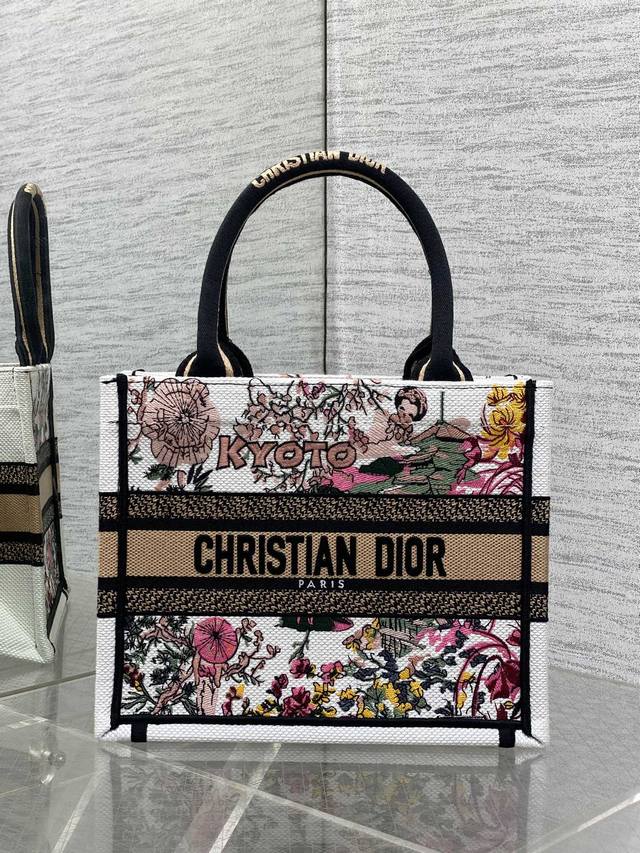 顶级原单迪奥新色。Tote最新尺寸小号,被种草了这个包,比原本的小号短一点,显得非常秀气,既保留了小包的精致可爱,又兼具了大包的大容量,完全满足日常出行使用,经 顶级原单迪奥新色。Tote最新尺寸小号,被种草了这个包,比原本的小号短一点,显得非常秀气,既保留了小包的精致可爱,又兼具了大包的大容量,完全满足日常出行使用,经