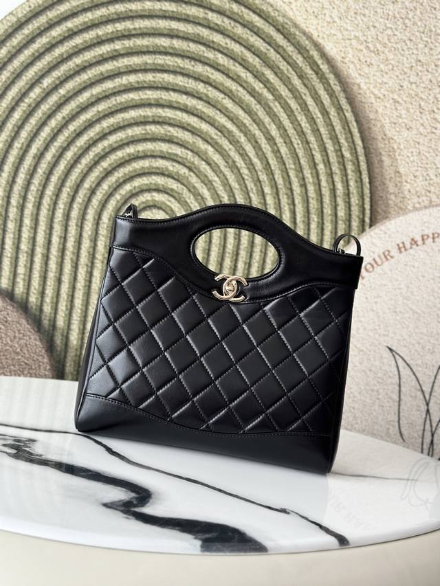 原厂皮 即将出货Zp开发 Chane1 24S春夏横版中号 31Bag 黑色 售价59930Rmb购入开发~ Chane1“包王”全新31新中号Size时尚代表