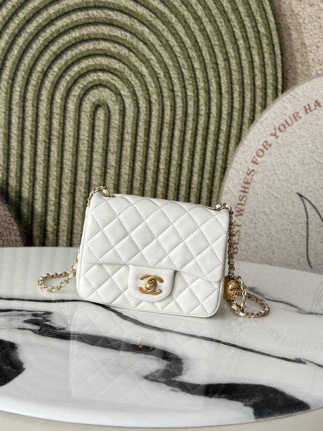 原厂皮 25版小香春夏新款方胖子1786 皮料：采用进口混种山羊皮，手感细腻柔软 五金：原版做旧五金、小金球可调节肩带长度 小胖子呢可以容纳苹果所有型号手机，