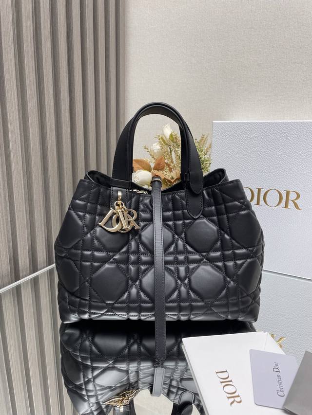正品级 ,高版本 Dior Toujours 手袋〔黑色中号〕 这款Dior Toujours 手袋于二零二三春夏系列发布秀精彩亮相,休闲实用的设计别具一格.采 正品级 ,高版本 Dior Toujours 手袋〔黑色中号〕 这款Dior Toujours 手袋于二零二三春夏系列发布秀精彩亮相,休闲实用的设计别具一格.采
