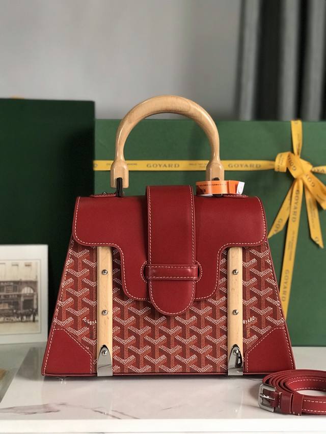 正品级 全新升级Goyard Sagon pm小号包 Sagon包是Goyar之家最具代表性的经典包款之一，它以手袋的形式呈现出Goyar所有旅行箱制作工艺的特