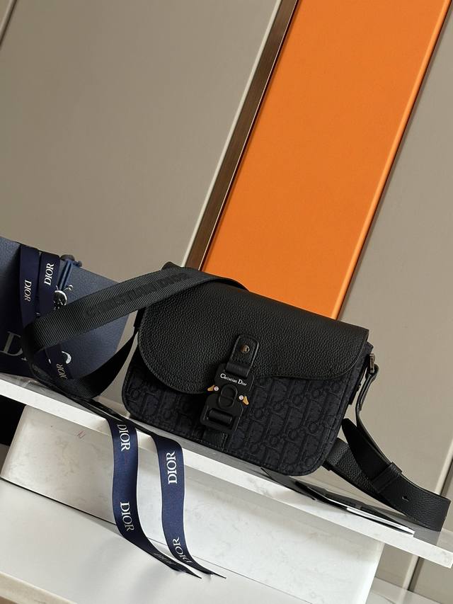 正品级 顶级原单 这款马鞍信使包是本季新品，精巧时尚。采用黑色粒面牛皮革精心制作，饰以对比鲜明的缉面线，搭配彰显马鞍风格审美的翻盖，点缀以铝扣提升格调。迷你款式